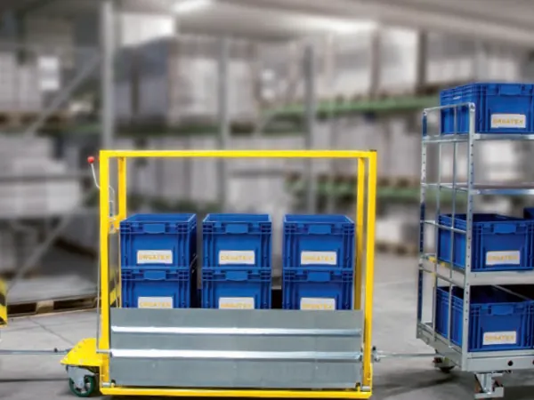 Treno logistico con contenitori in un magazzino