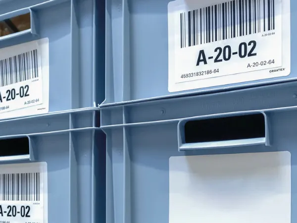 Contenitori identificati con porta etichette