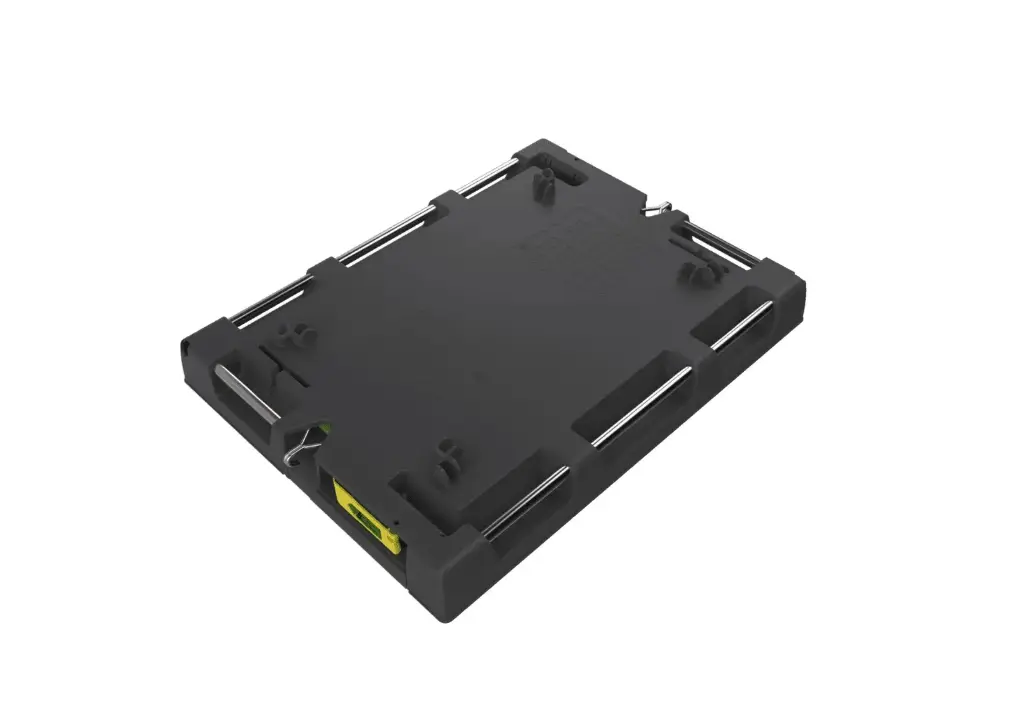 Pallet cover with integrated retractable straps